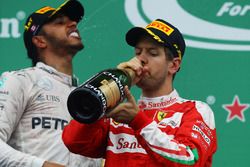 Le vainqueur Lewis Hamilton, Mercedes AMG F1 et le deuxiième, Sebastian Vettel, Ferrari fêtent leur résultat sur le podium