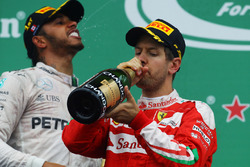 Winnaar Lewis Hamilton, Mercedes AMG F1 en Sebastian Vettel, Ferrari vieren op het podium