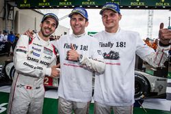 Ganadores #2 Porsche Team Porsche 919 Hybrid: Neel Jani, Romain Dumas, Marc Lieb celebra