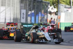 Nico Rosberg, híbrido de Mercedes AMG F1 W07 conduce al inicio de la carrera