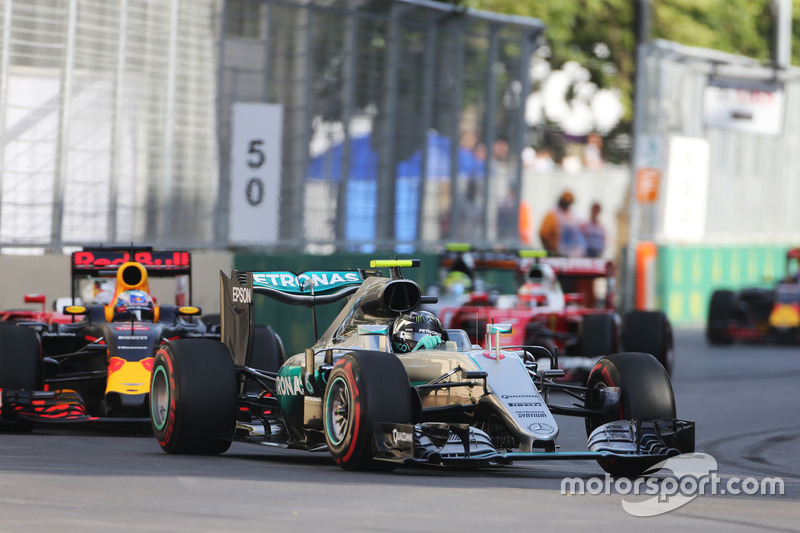 Nico Rosberg, híbrido de Mercedes AMG F1 W07 conduce al inicio de la carrera