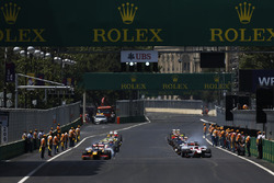 Antonio Giovinazzi, PREMA Racing & Nobuharu Matsushita, ART Grand Prix di front GP2 grid