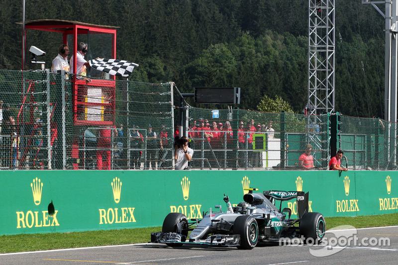 Il vincitore della gara Nico Rosberg, Mercedes AMG F1 W07 Hybrid festeggia mentre prende la bandiera a scacchi alla fine della gara