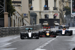 Lewis Hamilton, Mercedes AMG F1 W07 Hybrid devant Daniel Ricciardo, Red Bull Racing RB12
