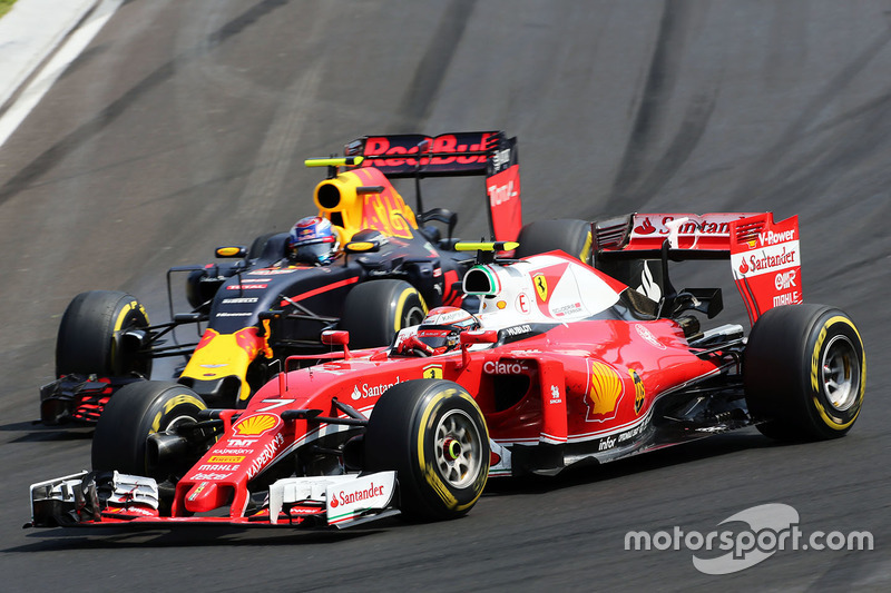 Duel tussen Kimi Raikkonen, Ferrari SF16-H en Max Verstappen, Red Bull Racing RB12