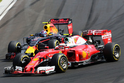 Kimi Räikkönen, Ferrari SF16-H; Max Verstappen, Red Bull Racing RB12
