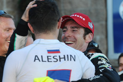 Победитель гонки и чемпион 2016 года Симон Пажено, Team Penske Chevrolet принимает поздравления от М