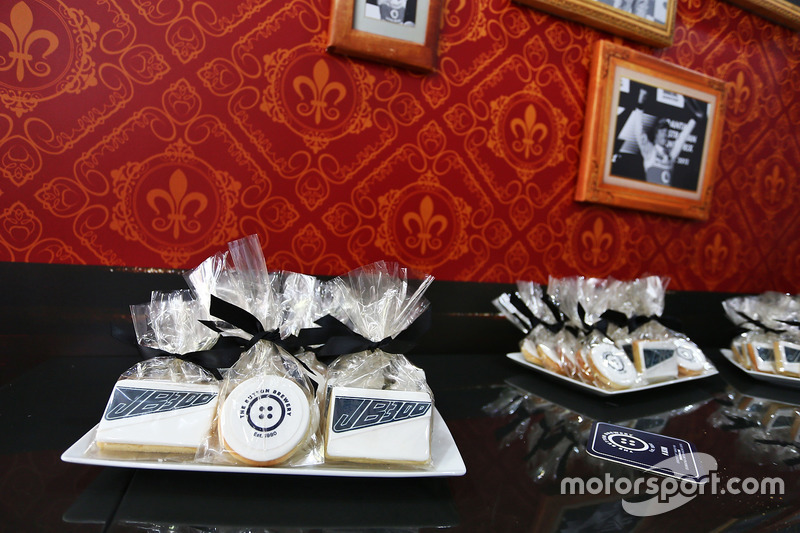 Lembrança da festa pelos 300 GPs de Jenson Button.