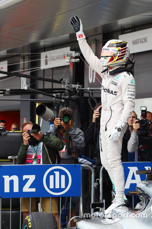 Lewis Hamilton, Mercedes AMG F1 celebra su pole position en parc ferme