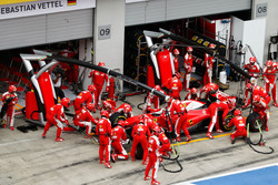 Kimi Raikkonen, Ferrari SF16-H makes a pit stop