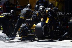 Kevin Magnussen, Renault Sport F1 Team RS16 makes a pit stop