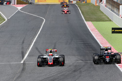 Esteban Gutierrez, Haas F1 Team and Jenson Button, McLaren Honda