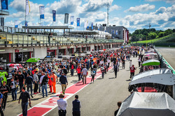 Atmosphere in the pitlane