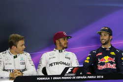 Conferenza stampa FIA post qualifiche (Da Sx a Dx): Nico Rosberg, Mercedes AMG F1; Lewis Hamilton, M