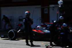 Fernando Alonso, McLaren MP4-31 maakt een pitstop