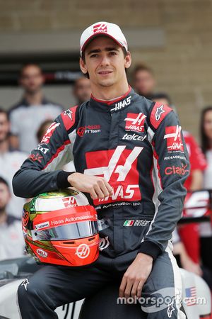Esteban Gutierrez, Haas F1 Team at a team photograph