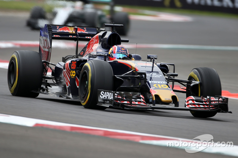 2016 год. За рулем болида Toro Rosso STR11 на первой пятничной тренировке