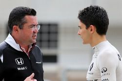 Eric Boullier, directeur de la compétition McLaren F1 Team et Esteban Ocon, troisième pilote, Renault Sport F1 Team