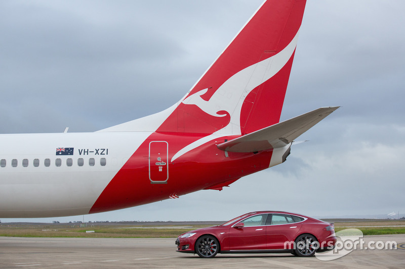 Tesla Model S tegen Boeing 737