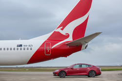Tesla Model S tegen Boeing 737