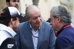 Fernando Alonso, der frühere spanische König Juan Carlos und Carlos Sainz