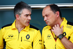 Da sinistra: Nick Chester, Renault Sport F1 Team Chassis Technical Director con Frederic Vasseur, Re