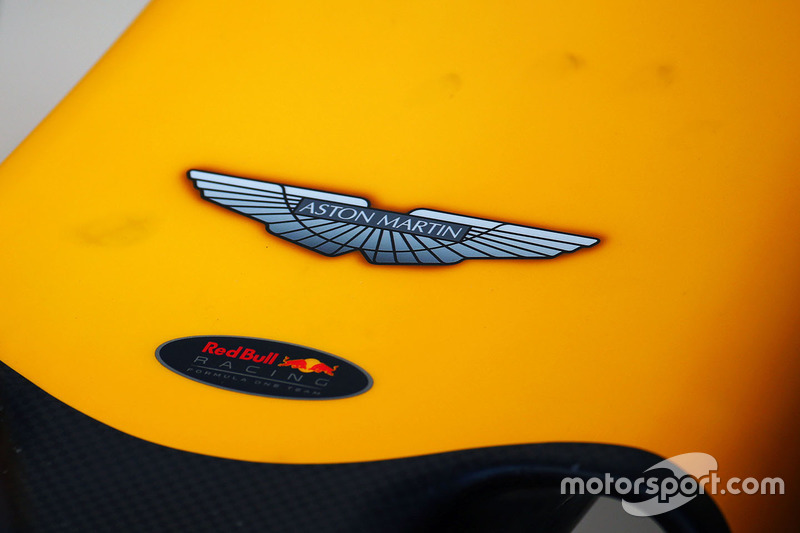 Logo de Aston Martin en la nariz de Red Bull Racing RB12