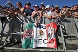 Sergio Perez, Sahara Force India F1 fans con una bandera