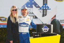 Le vainqueur Jimmie Johnson, Hendrick Motorsports Chevrolet fête sa victoire