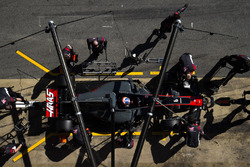 Romain Grosjean, Haas F1 Team VF-17, s'arrête aux stands