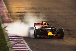 Daniel Ricciardo, Red Bull Racing RB13, locks a wheel