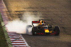 Daniel Ricciardo, Red Bull Racing RB13, locks a wheel