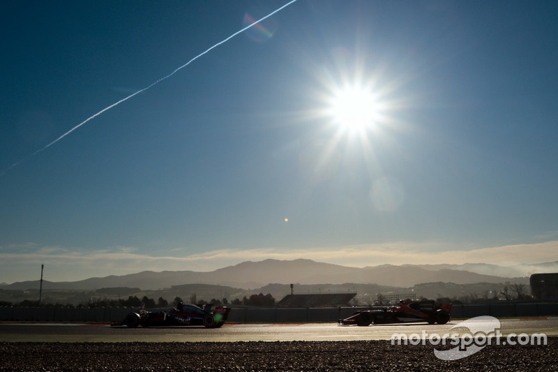 Даниил Квят, Scuderia Toro Rosso STR12 и Стоффель Вандорн, McLaren MCL32