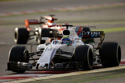 Felipe Massa, Williams FW40, devant Stoffel Vandoorne, McLaren MCL32