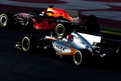 Эстебан Окон, Sahara Force India F1 VJM10, и Макс Ферстаппен, Red Bull Racing RB13