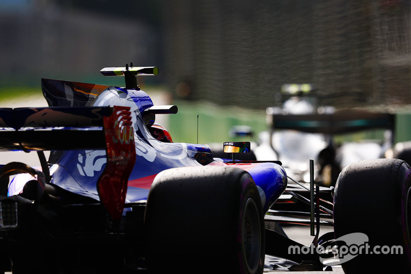 Carlos Sainz Jr., Scuderia Toro Rosso STR12; Valtteri Bottas, Mercedes AMG F1 W08