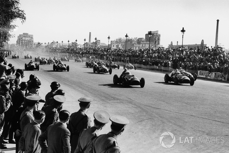 Alberto Ascari, Ferrari 375F1, leads at the start