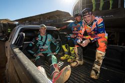 Arminas Jasikonis, Tony Cairoli en Jeffrey Herlings worden vervoerd naar het podium