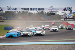 Start: Nicky Catsburg, Polestar Cyan Racing, Volvo S60 Polestar leads