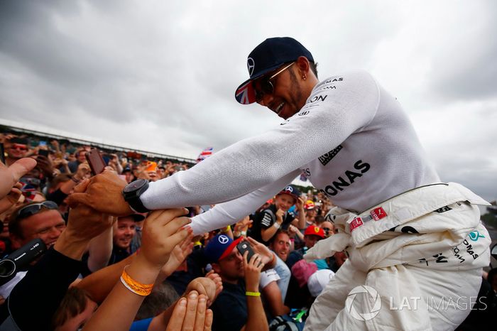 Ganador de la carrera Lewis Hamilton, Mercedes AMG F1, celebra la victoria con los aficionados