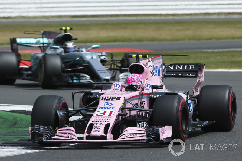 Esteban Ocon, Sahara Force India F1 VJM10, Valtteri Bottas, Mercedes AMG F1 W08