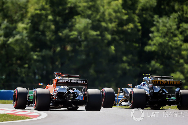 Fernando Alonso, McLaren MCL32, Jolyon Palmer, Renault Sport F1 Team RS17