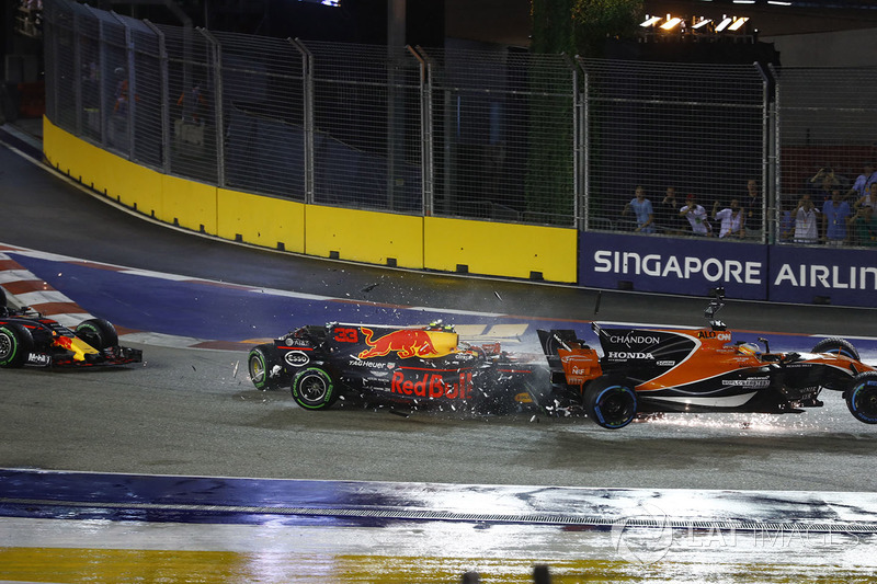 Fernando Alonso, McLaren MCL32, Kimi Raikkonen, Ferrari SF70H, Max Verstappen, Red Bull Racing RB13 