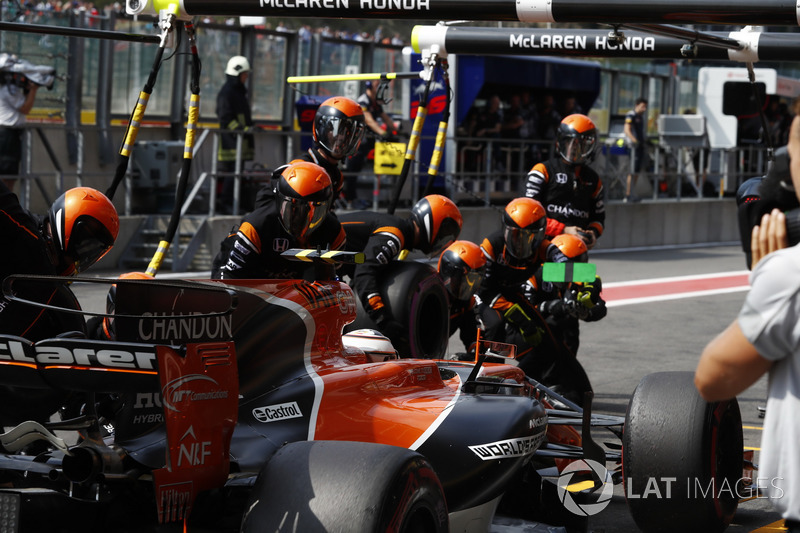 Stoffel Vandoorne, McLaren MCL32, pit stop