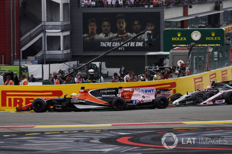 Fernando Alonso, McLaren MCL32, Sergio Perez, Sahara Force India F1 VJM10, through the first corner