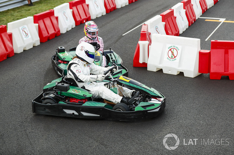 Sergio Perez, Force India, compite contra el futbolista Michel Salgado en kart