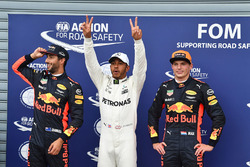 Daniel Ricciardo, Red Bull Racing, pole sitter Lewis Hamilton, Mercedes AMG F1 and Max Verstappen, R
