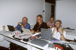 Journalisten Nigel Roebuck, Alan Henry, Tony Dodgins en Jabby Crombac in de perszaal