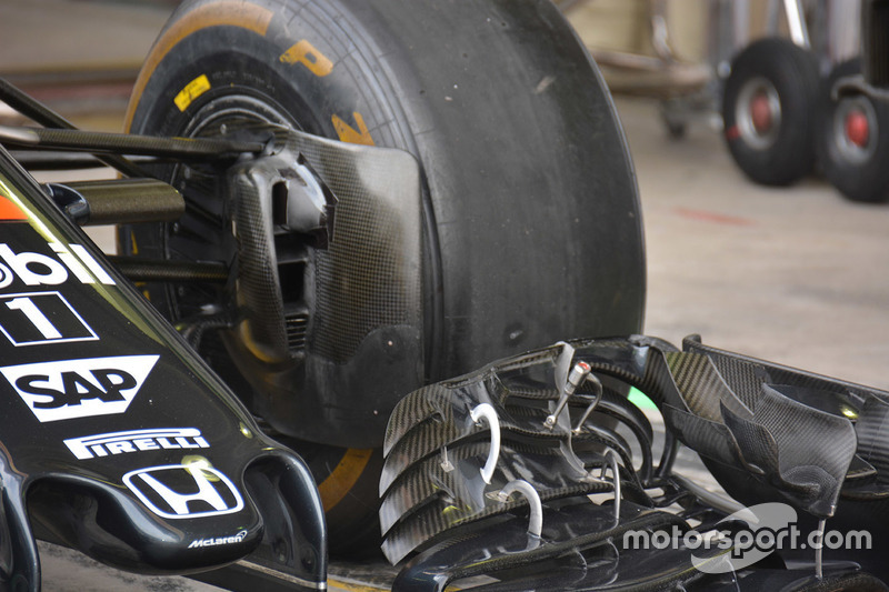 McLaren MP4-31 front wing detail