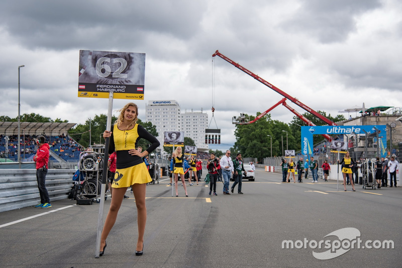 La grid girl di Ferdinand Habsburg, Carlin, Dallara F317 - Volkswagen